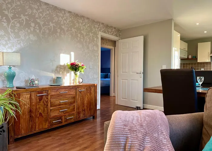 The Orchid-Central Beeston-Private Apartment-Smarttv-Free Wi-Fi-Tram-Parking